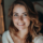 Femme souriante avec cheveux ondulés