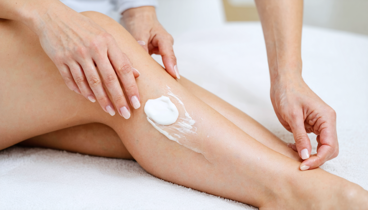 découvrez notre guide pratique pour apprendre à appliquer correctement votre crème et atténuer efficacement l'apparence des varices.